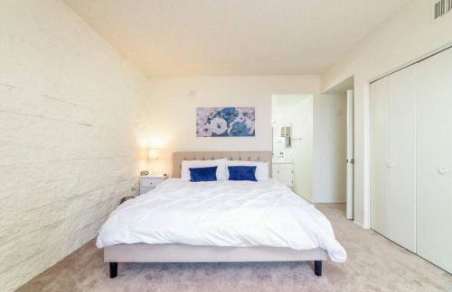 Bright Eastside 2BD 2BA Retreat w Pool and Parking - Foto 16