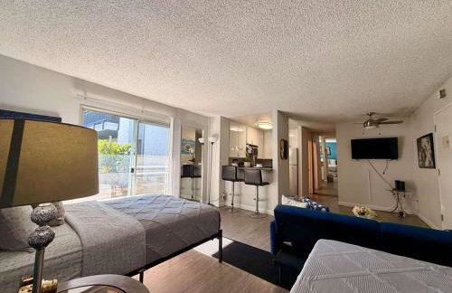 Serene Stay with Pool Access & Balcony - Foto 3