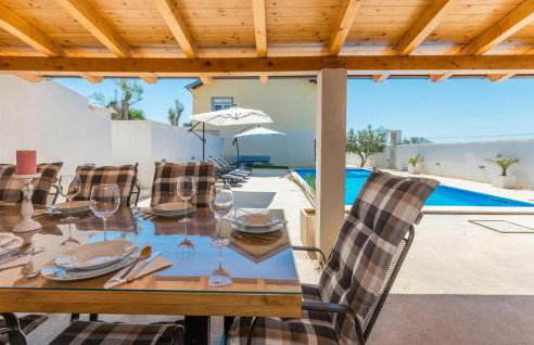 Gorgeous Home In Nadin With Wifi - Photo 15