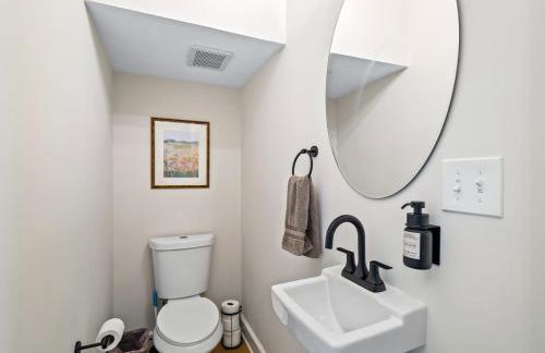 Spacious 4BR in Kamms Corners Cleveland - Game Room - Sleeps 9 - Foto 20