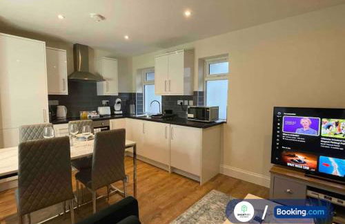 Modern 1 bedroom flat with free parking - Photo 6