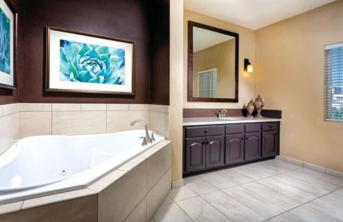 Enjoy Las Vegas Blvd with the Family in 2BD condo with resort lazy river - Foto 17