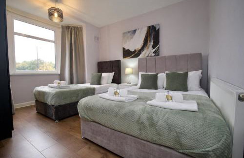 London Road Villa - Free Netflix, Private Parking, WiFi & Private Garden - Photo 10