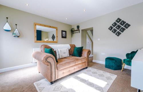 Castle Views cottage in historic village & woodfired hot tub - Photo 12