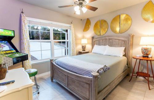 Neon Vibes Outdoor TV Hot Tub Arcade Room - Foto 13