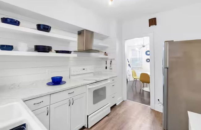 Gather Around the Mid-century Table at a Tranquil Haven - Foto 2