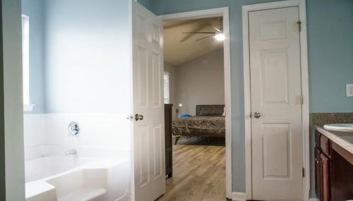 Deck, BBQ Grill, Backyard Fire Pit, Pool, Jacuzzi Tub, 65 inch TV - Foto 2