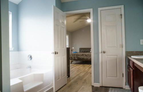 Deck, BBQ Grill, Backyard Fire Pit, Pool, Jacuzzi Tub, 65 inch TV - Foto 2