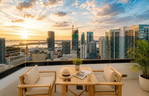 Skyline Views Rooftop Pool FREE Parking - Foto 3