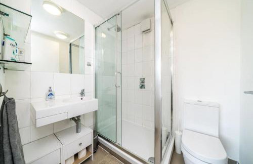 2-bed 2-bath flat around the corner from Portobello Market - Foto 19