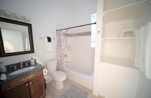 Stone Mansion Sleeps 10-20 Free TV & Parking - Foto 11