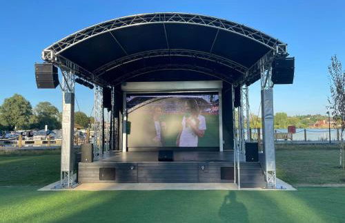 Lovely Static Caravan at Billing Aquadrome - Photo 13