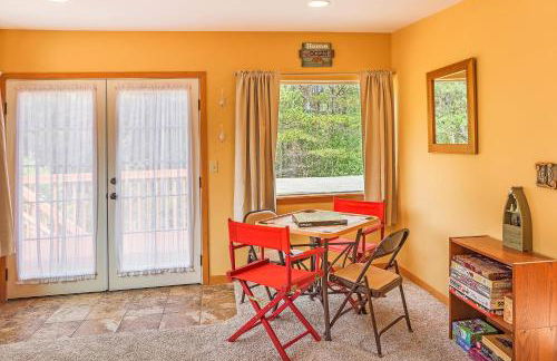 Cozy 2BR cabin near beach with deck fireplace. - Foto 8