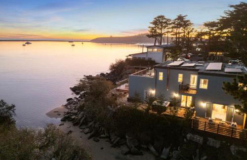 Experience the Pinnacle of Coastal Living at Harbour House - Foto 1