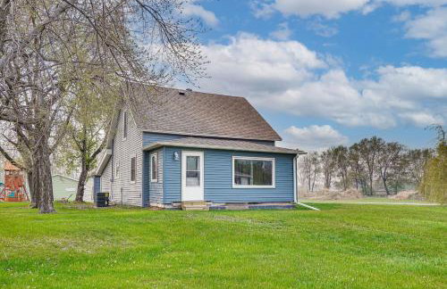 Serene Devils Lake House with Deck and Fire Pit! - Foto 28