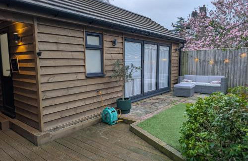 Stylish central Horsham residence with parking and hot tub - Foto 27