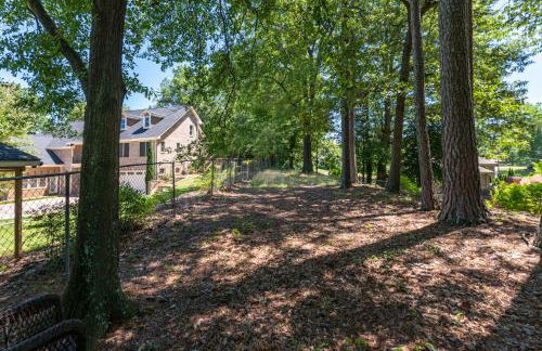 Fully Fenced Rustic Home Minutes From Truist Park - Foto 27