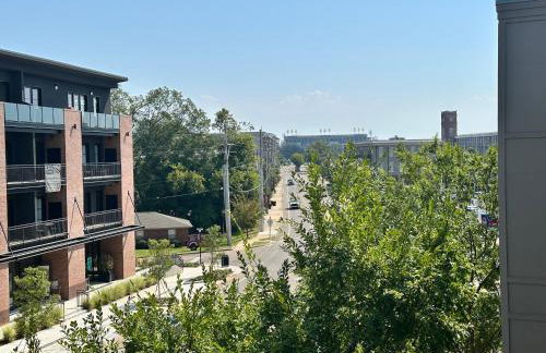 Walk to Stadium, 2 Parking Spots, Balcony & Pool - Foto 2