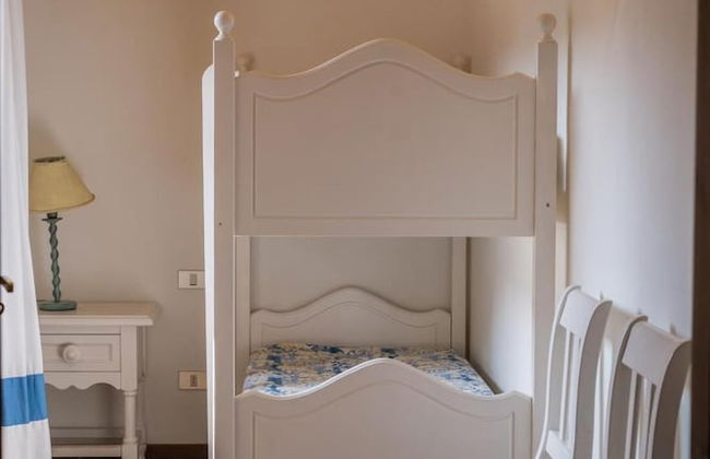 Beautiful Giardino Degli Oleandri 2 Bedroom Apt Sleeps 6 Plus a Child-childs bed - Foto 2