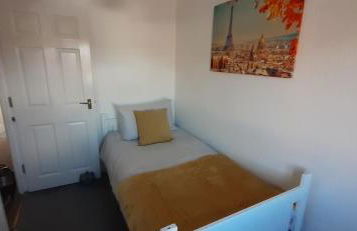 Hawksworth House in Chelmsley Wood, Birmingham near Solihull, near the NEC, HS2, JLR, Bear Grylls Centre, Resorts World and Birmingham airport, with a garage and free parking, great for families and contractors - Foto 27