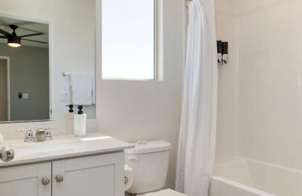 Desert Eden by Avantstay 6BR w/ Ensuite Backyard Oasis w/ Pool & Hot Tub! - Foto 48