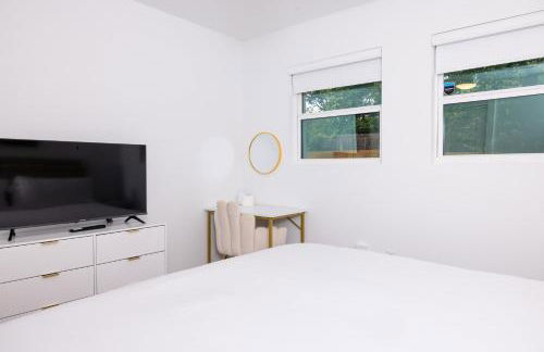 Luxe Retreat, Modern Gem with Private Backyard Oasis - Foto 23