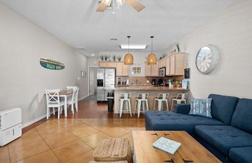 Sunny Townhome with Pool Access about 1 Mi to Beach - Foto 6