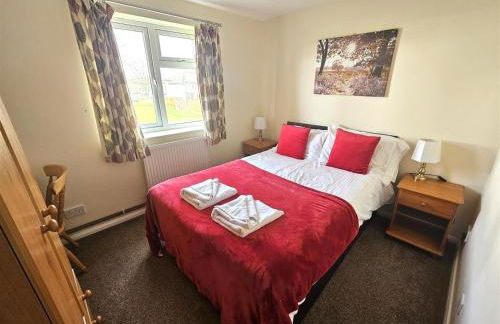 Cosy detached lodge, dog & child friendly with shared pools - Photo 10