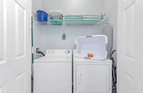 Top floor condo with view of lake, pool and fireworks! Next to Convention Center! - Foto 60