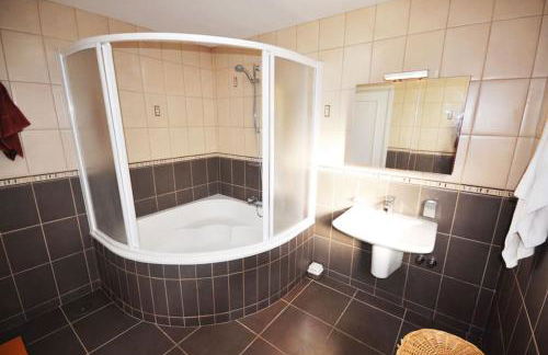 High Quality, Spacious, 4 Bedroom private Villa - Photo 13