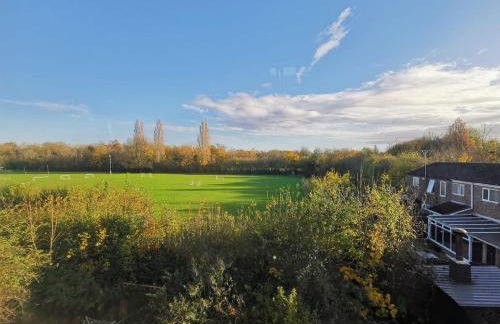 Spacious En-Suite Rooms & Off-Suite Rooms Near Hospital and Shops - Photo 9