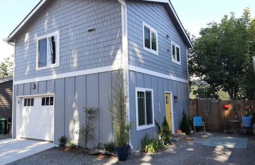 Alki Beach Cottage, NEW, 2 bedrooms, 2 bathrooms, near beach, AC, WD, Parking - Foto 1