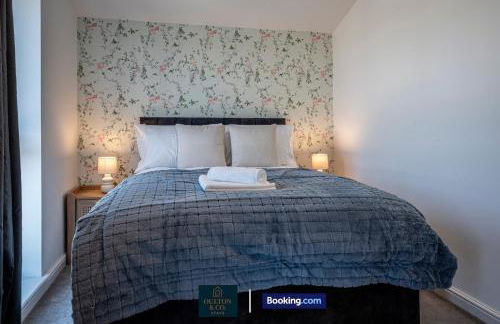 Luxury Retreat For 10 Short Lets & Serviced Accommodation Manchester with Hot Tub and Spacious Garden - Foto 7