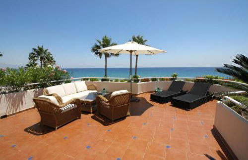 Stunning unobstructed 180 degree sea view apartment with 100 square meters terrace - Costa del Sol - Estepona- Long Term - Photo 5