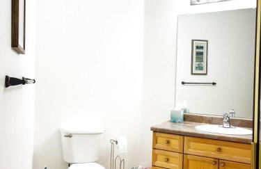 Bright Airy Home with Scenic Views - Foto 16