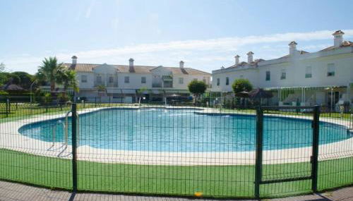 Casa adosada con porche, piscina y pista de pádel, junto al campo de golf - Foto 2
