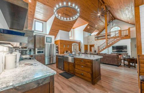 Luxe Hot Springs Cabin w/Pond and Game Room! - Foto 2