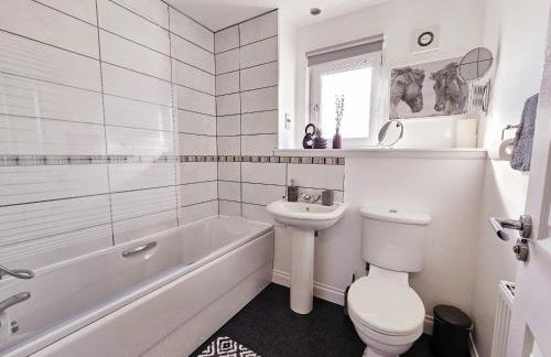 Modern 5 Bedroom Townhouse with Free Parking - Foto 54