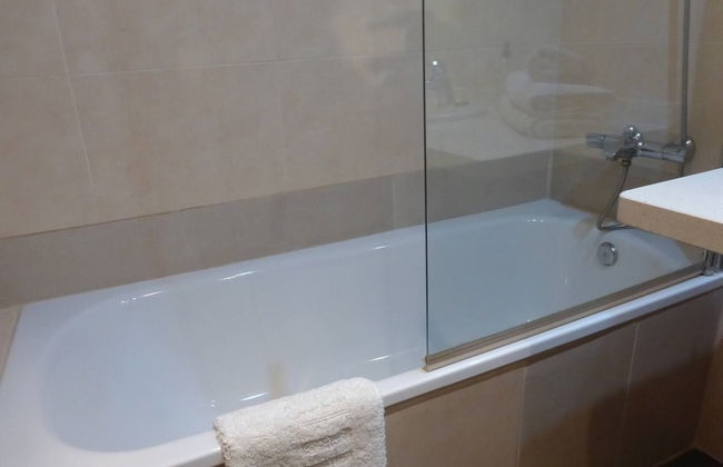 Beautiful 2 Bedroom 2 Bathroom Apartment With Pool - Photo 13