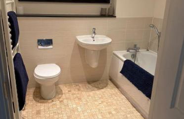 SIX at Wooburn Green Cosy Retreat with Balcony near LEGOLAND Lapland UK and Windsor - Foto 4