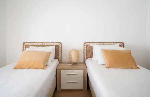 Bright & Spacious Villa by Beach - Photo 25