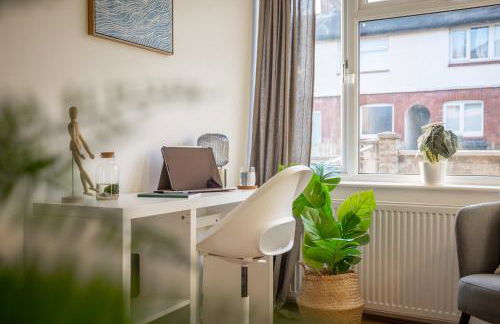 Doctors Lane- Modern 3 Bedroom Contractor Family House With Parking - Photo 32