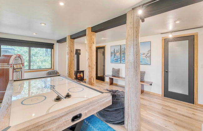 Lake View, Firepit, Game Room Remodeled Lake Tahoe Luxury Cabin by Avantstay - Foto 34