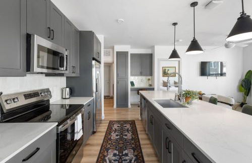 Elevated Contemporary 2BR 2BA with Balcony - Foto 34