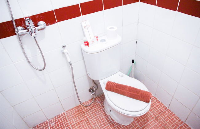 Pool View 2BR Mutiara Bekasi Apartment - Photo 27