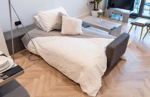 Luxury City Centre Flat with Balcony by Kammili Properties - Photo 11