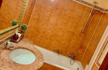 ÁTICO DELUXE entre CENTRO y PLAYA Salinas con TERRAZA, WIFI, PISCINA climatizada, GYM, SAUNA y GARAJE -Smart TV - Foto 12