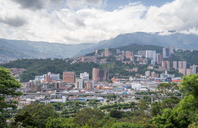 Tour di Medellín in chiva rumbera - Foto 2
