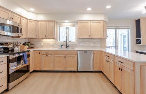 Large Luxury Home with Media Room and Game Room - 10 mins to Campus & Stadium - Foto 19