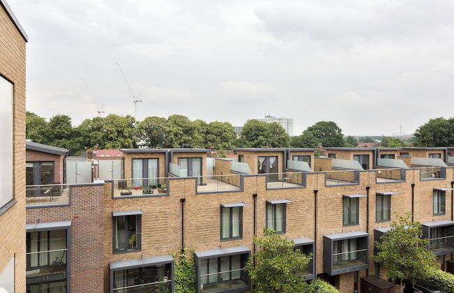 Sophisticated 2 Bed Flat with Balcony in Acton - Foto 25